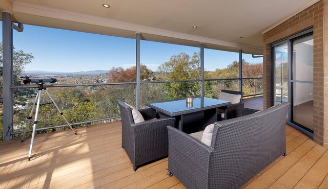 Divine Views on Roper - Glorious three bedroom, two bathroom townhouse with views to die for! in Albury