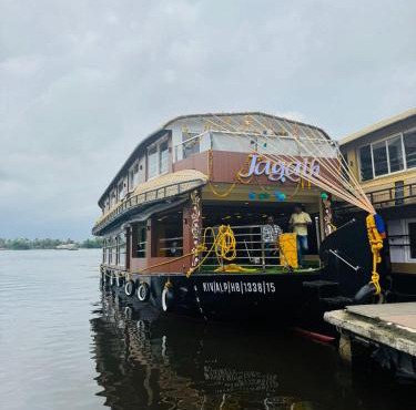 Dreams Spectrum Luxury houseboat