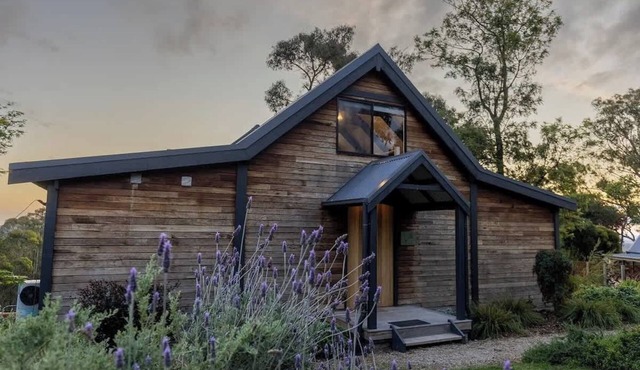 Duck'n Hill Barn (& EV charge station!) in Smiths Gully