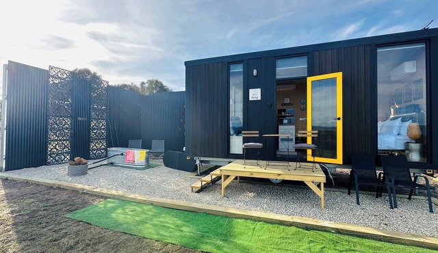 Dunalley Bay Beachfront Retreat by Tiny Away in Murdunna