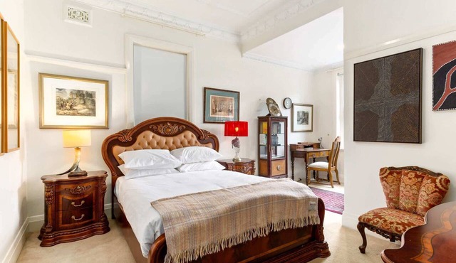 Eclectic Art Deco Apartment in great location
