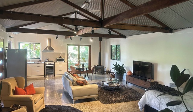 Eco-luxe studio and amazing Glasshouse Mountains views. in Booroobin