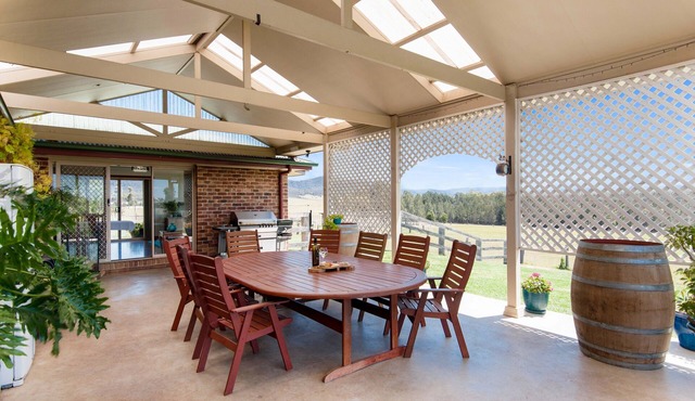 'Edenview' - 6 Bedroom Peaceful Farm Stay on 5 Acres/Family or Group Getaway