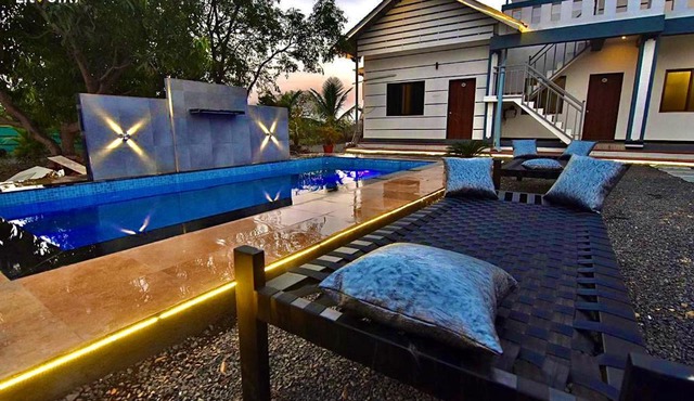 EKO STAY- LAKEFRONT Villa
