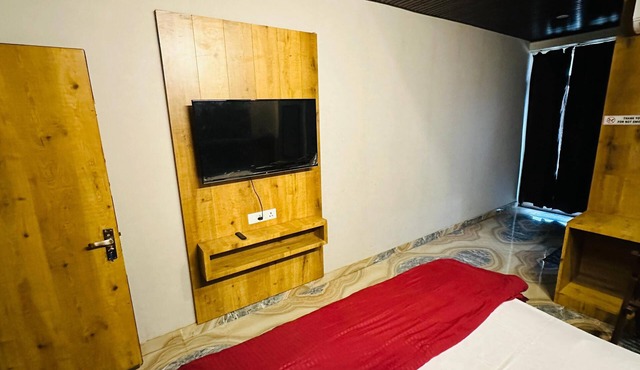 Elegant City Escape - Premium Stay w/Kitchen & OTT- 102