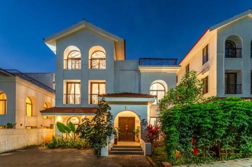 ELIVAAS Casa Del Mundo With Pvt Pool, Bar, Lift & Scenic Hill Vistas