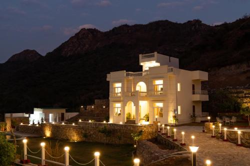 ELIVAAS Mandovar Mountain Valley Retreat Pet-friendly Suite Room with Shared Pool, Garden, Restaurant & Hill Views