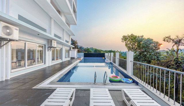 ELIVAAS Midpoint Uno 7 Room Retreat with Pool