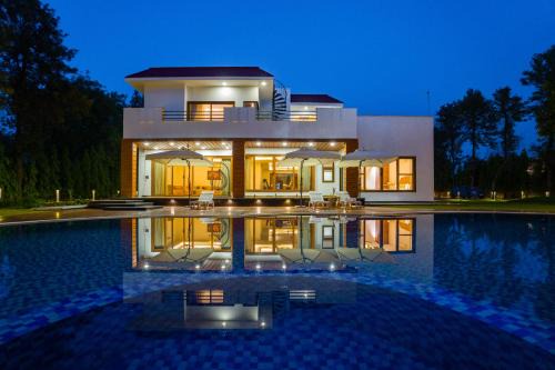 ELIVAAS Sanisa Farm 3-BHK Farmhouse with Pvt Pool, Game Zone & Lush Garden