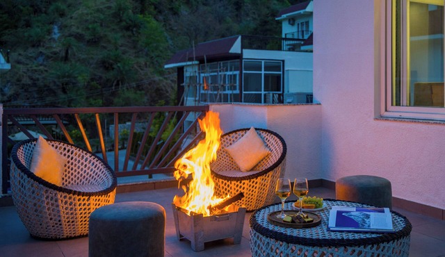 ELIVAAS Serenita Abode Tranquil Escape