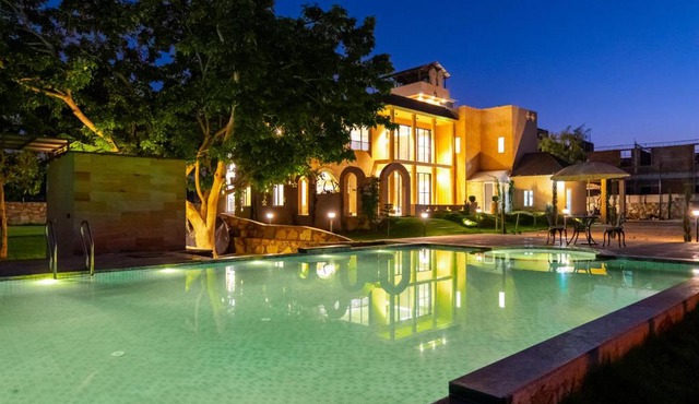 ELIVAAS Signature TUSCAN Villa Pet-Friendly with Pvt Pool and Lawn