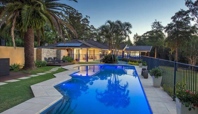 EMERALD BEACH LAKE FRONT ESTATE-Heated Pool, Spa, Pizza Oven, Fire Pit, on Lake in Emerald Beach