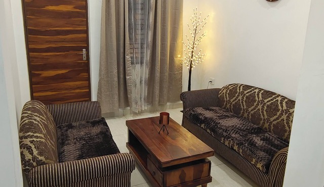 Emeralds – Modern, Spacious 2 BHK Flat with AC & WiFi ~ Near Lake & Golf Course