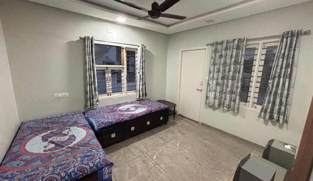 Enchanting 1-bedroom Homestaywith Attached washroom and separate entry