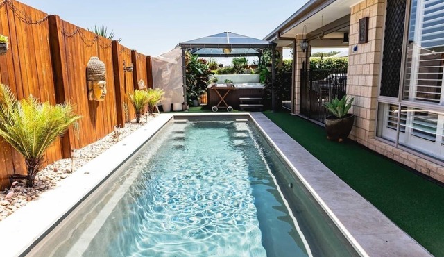 Entertainer's paradise pool, Spa, Movie room pet friendly, close to Aust Zoo! in Queensland