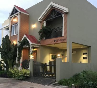 Entire Craftsman house with 2 Bedrooms kitchen and more