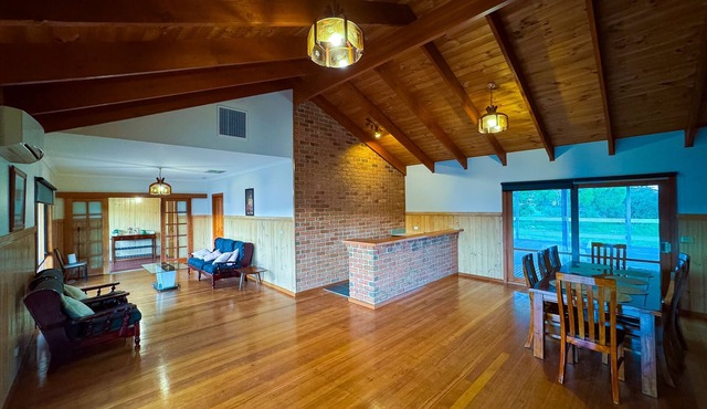 Entire Home in Beveridge 10 guests, 4 bedrooms-7beds and 2baths in Beveridge