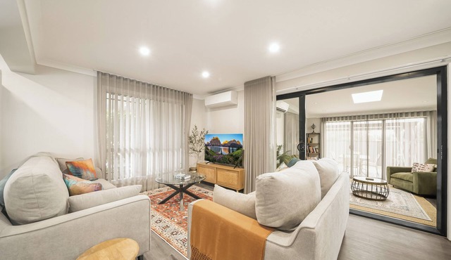 Entire Home in Plumpton | Sleeps 9 | 8-Car Parking Near Eastern Creek