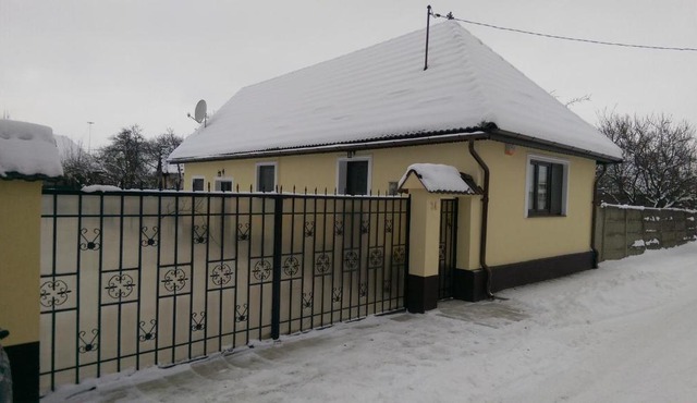 Eva's Little House - Acasă la Tăticul Albinelor
