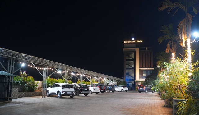 Everest Inn Chakan