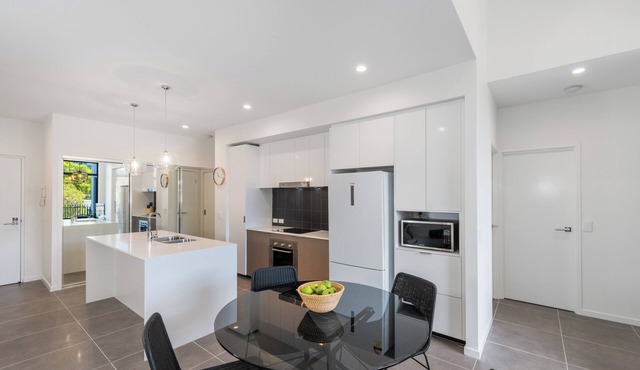 Executive 3BR Bulimba apartment near Oxford St shops and restaurants in Bulimba
