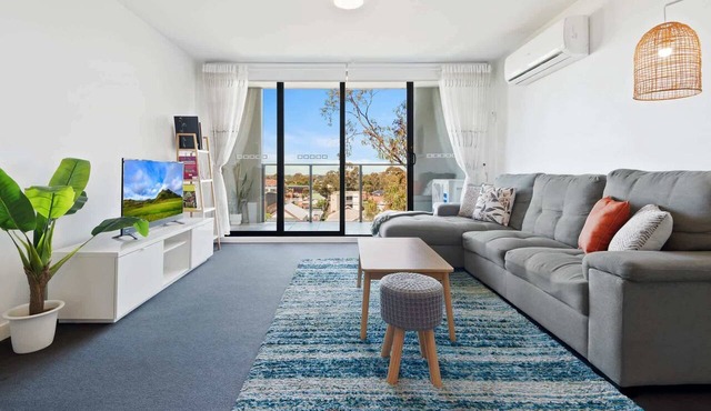 Executive and Spacious Apartment with Balcony in Sunshine