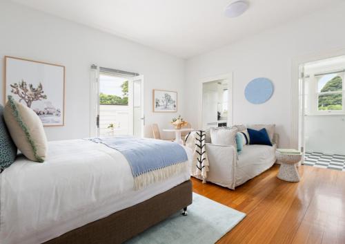 Executive Studio With Patio Near Trains in Sydney