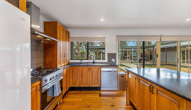 Expansive 6-Bedroom Getaway in Serene Countryside - an entertainer's paradise! in Bridgewater on Loddon