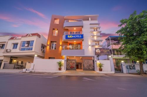 FabHotel Hathvik Park