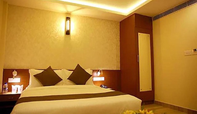 FabHotel Prime D Chandlier