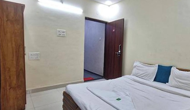 Fabhotel White House I