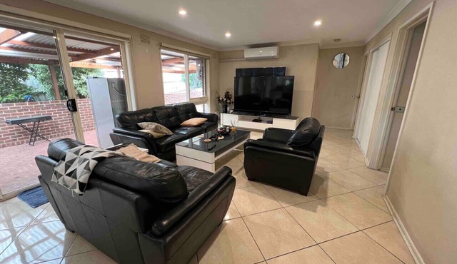 Fair Priced Private Room- Queen bed with Amneties in Frankston