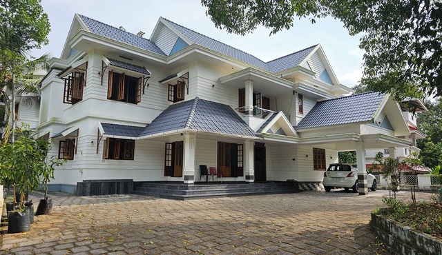 Family friendly 4 bedrooms with airconditioners, spacious, fully equipped house.