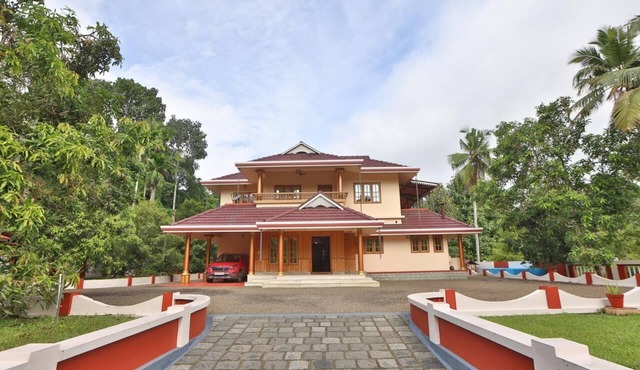 Family-friendly villa with relaxing pool in Ernakulam