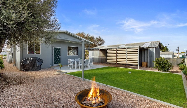 Family getaway - 200 metres to North Beach! in North Beach