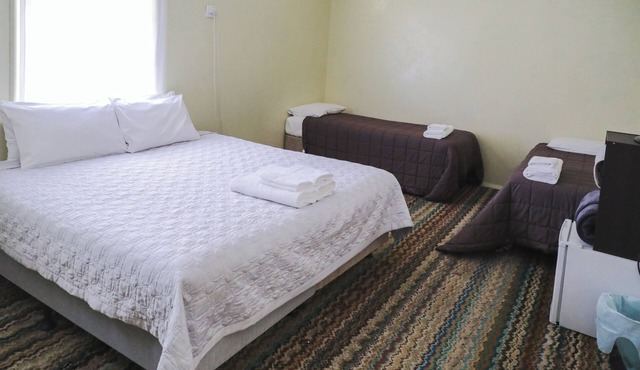 Family Room With Shared Bathroom in Capertee