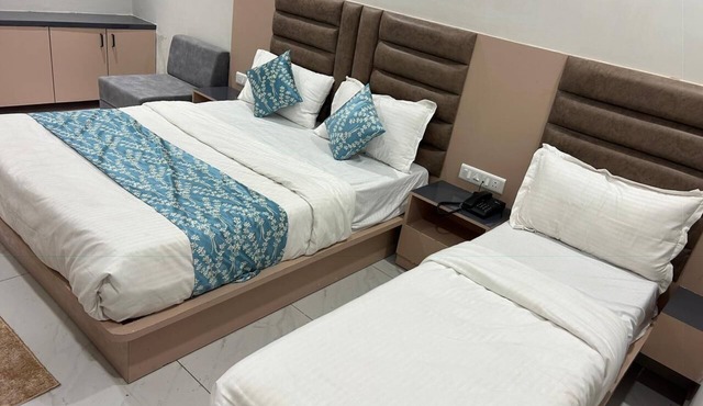 Fantastic Primium 7-bedroom hotel with AC in charming Ahmedabad