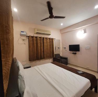 Five stones By Earth Hotel Vadapalani