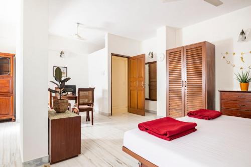 Flat near FoodSquare in Santacruz