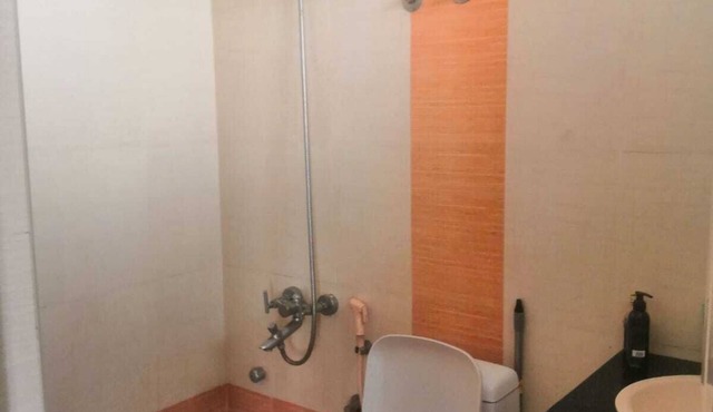 Forget your worries in this spacious and serene space. Wind down RECHARGE !