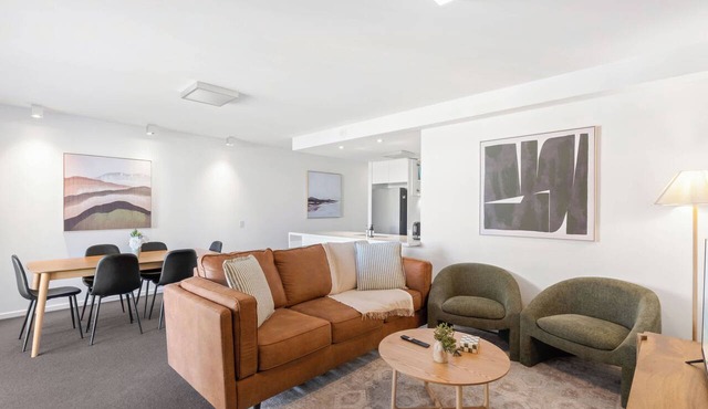 Front Row Convenience - Inner City- 3Bed,2Bath,2Car in Woolloongabba