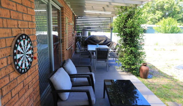 FULL Holiday Home, Backyard, SPA, Ducted Aircon, walk to LAKE, PUB, BEACH, SHOPS in Tea Gardens