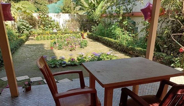 Garden View Room in South Kolkata near Renowned Restaurants and Lakes