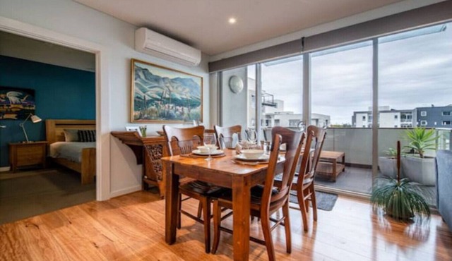 Get Comfy on Frew - CBD Stay near Parklands & Dining in Adelaide