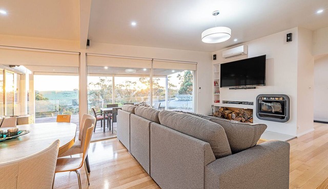 Golden Hours Serene Bushland Outlook and Outdoor Spa in Forcett