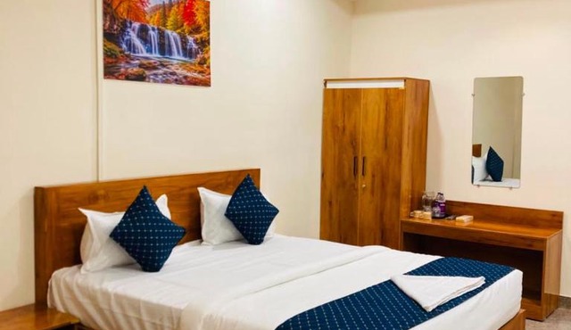 Golden Iris Inn in Bijāpur
