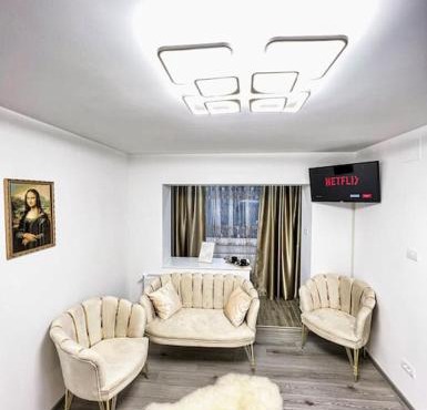 Golden Mountain Flat- ADULTS ONLY