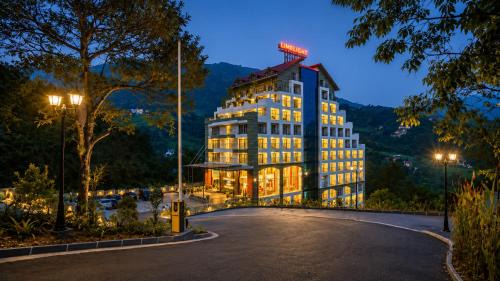 Golden Munnar Palace By Hawk Hospitality