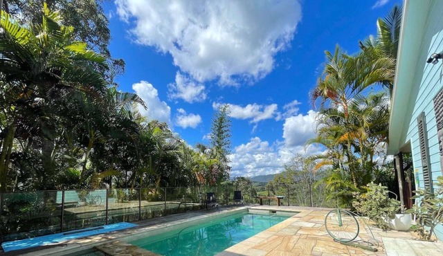 Golden Retreat Ultimate 5 Bed with seperate Villa (Sleeps 10) in Uki