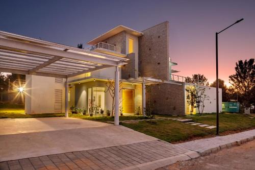 Golf View Home by StayJade Luxury HugeLawn4BHK